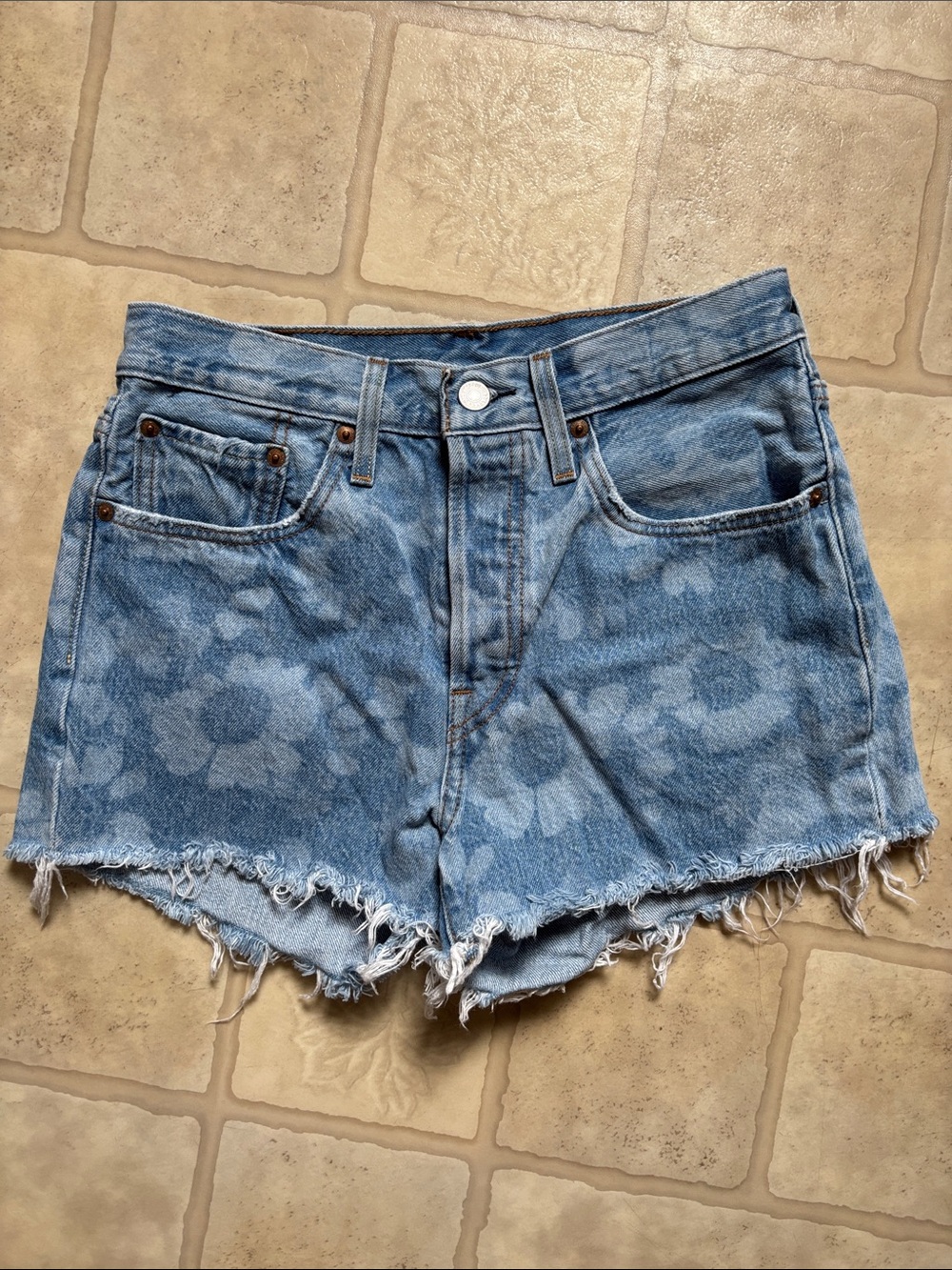 Levi Strauss & Co. Women's 501
Jean Shorts Size 27 Light Blue
Flower Denim